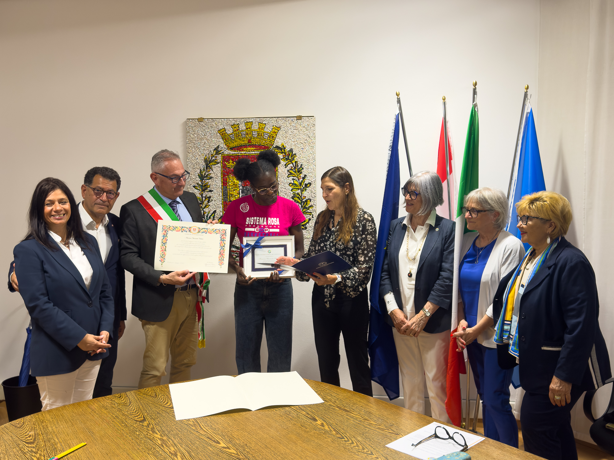 Consegna del premio a Francisca Chuqwu 2.jpg