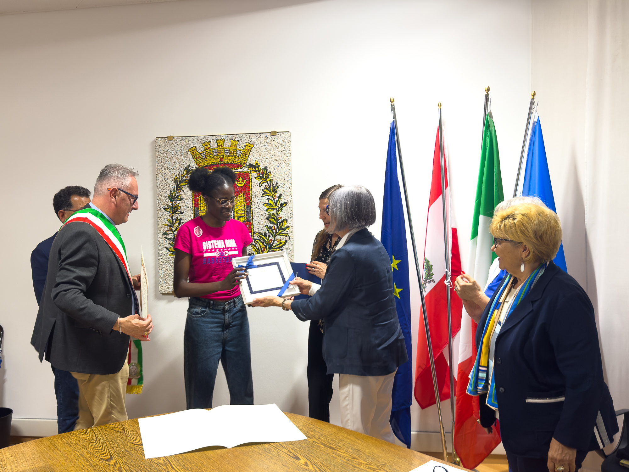 Consegna del premio a Francisca Chuqwu.jpg