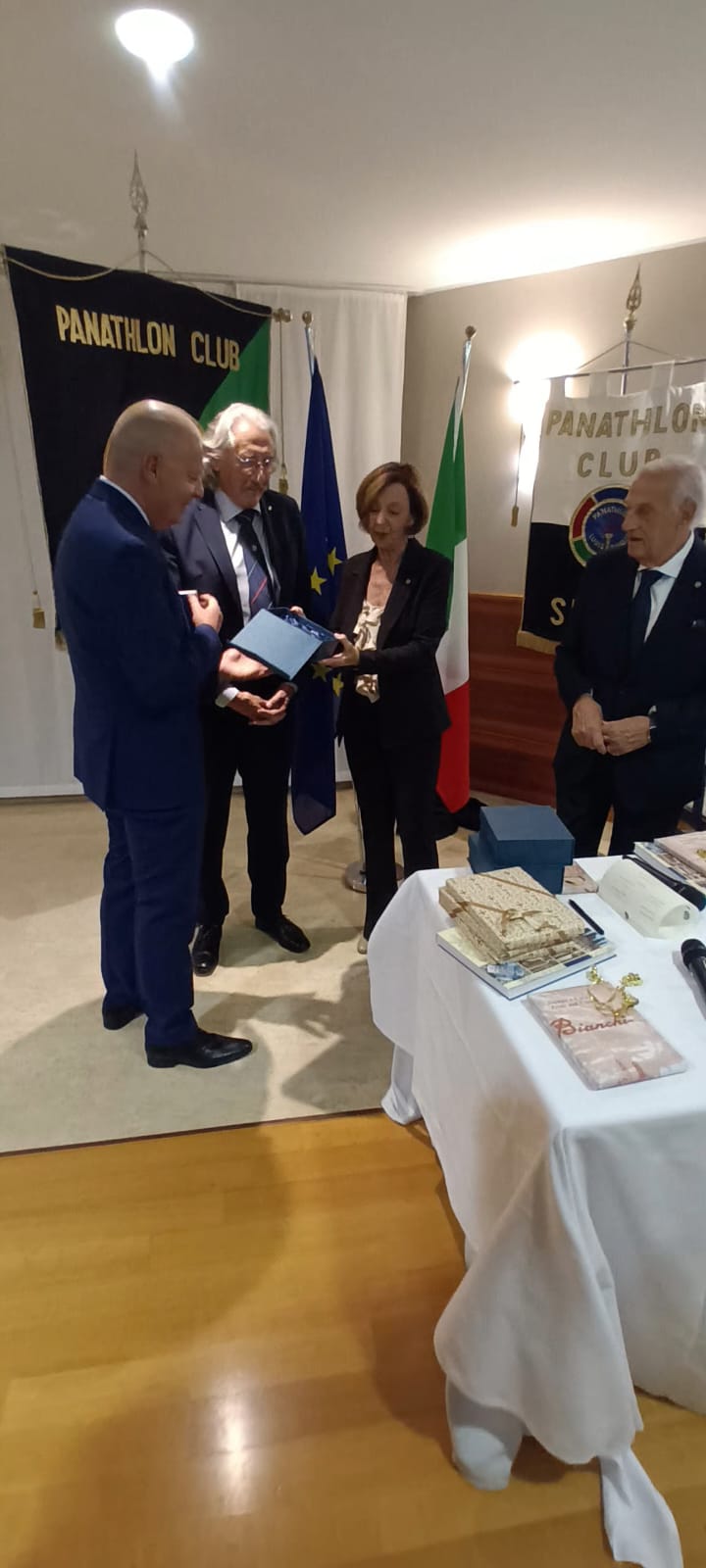 Scambio dei doni tra i club gemellati